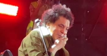   محمد منير يبكى على المسرح خلال حفل الإسكندرية