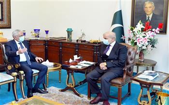   رئيس الوزراء الباكستاني يستقبل السفير المصري في إسلام أباد