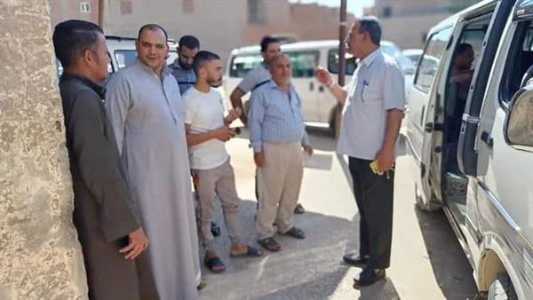 رئيس مركز سنورس يتابع يقوم تعريفة الركوب الجديدة بمواقف سيارات الأجرة