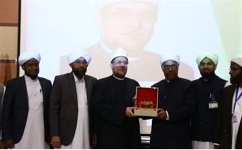   علماء الهند يقدمون لـ وزير الأوقاف درع جامعة الثقافة السنية الإسلامية