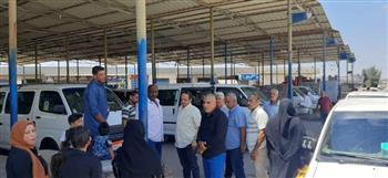 رئيس القنطرة غرب بالإسماعيلية يتابع التزام السائقين بالتعريفة الجديدة