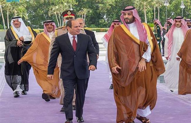 شاهد.. حفاوة استقبال ولي العهد السعودي للرئيس السيسي في قمة جدة