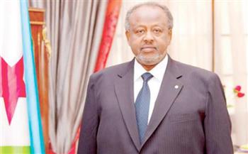   الرئيس الجيبوتي يقلد الرئيس الصومالي أرفع وسام شرف