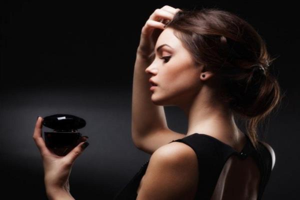 المبالغة في وضع العطر خلال الصيف.. مضرة
