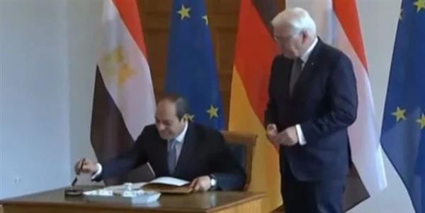 السيسي يصل إلى القصر الرئاسي في برلين للقاء نظيره الألماني