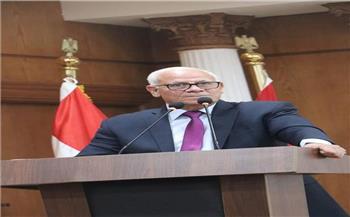 محافظ بورسعيد يستمع لمقترح أحد الشباب بشأن الاعتماد على خلايا الطاقة الشمسية