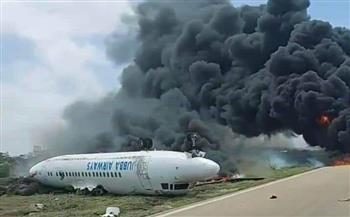   تحطم طائرة ركاب أثناء هبوطها في مطار بالصومال.. صور