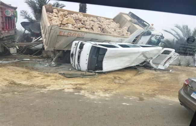 تصادم مقطورة بسيارة ملاكى تسبب في شلل مروري بالطريق الصحراوى