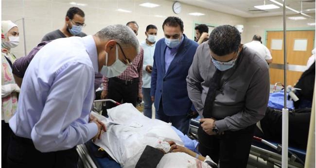 محافظ المنيا يتابع حالة المصابين في حادث تصادم أتوبيس بسيارة نقل بمستشفى ملوي التخصصي
