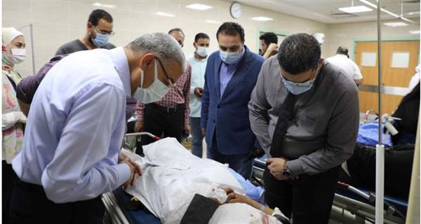 محافظ المنيا يتابع حالة المصابين في حادث تصادم أتوبيس بسيارة نقل بمستشفى ملوي التخصصي