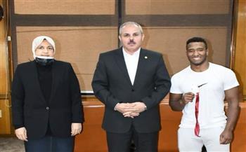 رئيس جامعة القناة يستقبل طالب كلية العلوم بطل أفريقيا فى المصارعه