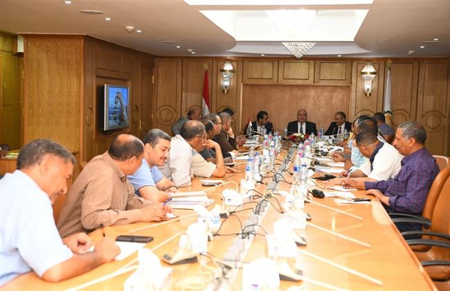 محافظ قنا يعقد اجتماعا موسعا لوضع مقترح لاستغلال أراضي أملاك الدولة المستردة 