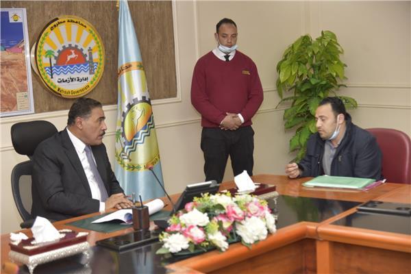 محافظ مطروح يبحث احتياجات قطاع الكهرباء لتحسين الخدمة