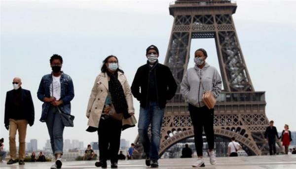 فرنسا توصي مواطنيها باستخدام أقنعة الوجه بعد عودة ارتفاع الإصابات بكورونا