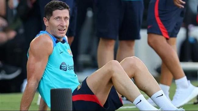 بعد صفقة ليفاندوفسكي.. مدرب بايرن يهاجم برشلونة