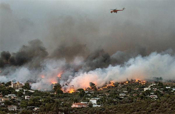 اليونان تنشر طائرات ومروحيات هليكوبتر لمنع انتشار حرائق الغابات
