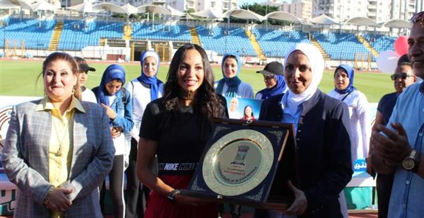 محافظ الإسكندرية يكرم البطلة بسنت حميدة