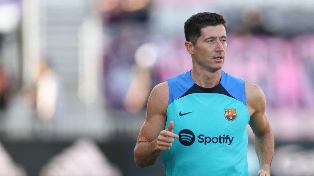إيقاف بيع قميص ليفاندوفسكي بمتجر برشلونة