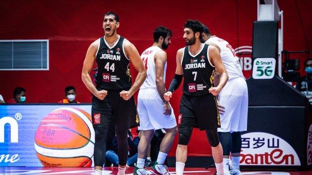 الأردن يهزم إيران ويبلغ نصف نهائي كأس آسيا لكرة السلة
