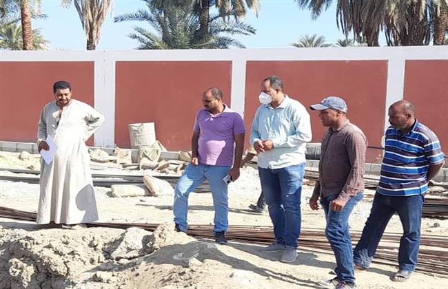 رئيس مدينة الطود بالأقصر يتفقد أعمال تنفيذ مشروع الصرف الصحي
