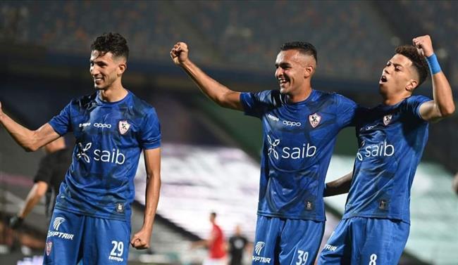 لاعبو الزمالك يحتفلون مع الجماهير بكأس مصر