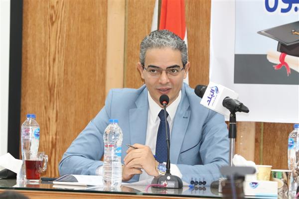 ندوة في دعم الطلاب والخريجين.. إعلام القاهرة تكرم نقيب الإعلاميين