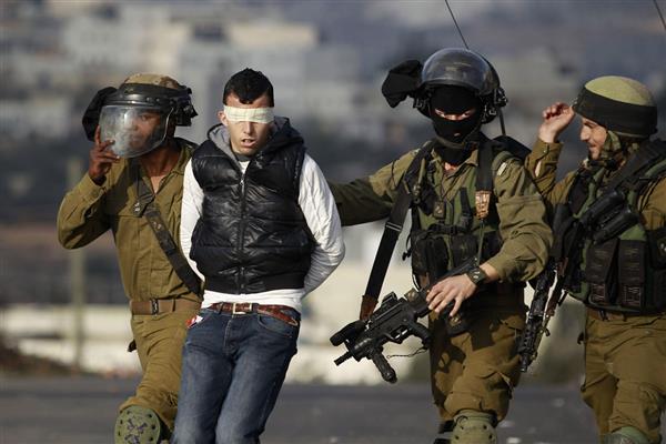 الاحتلال يعتقل 13 فلسطينيًا من أنحاء متفرقة بالضفة الغربية