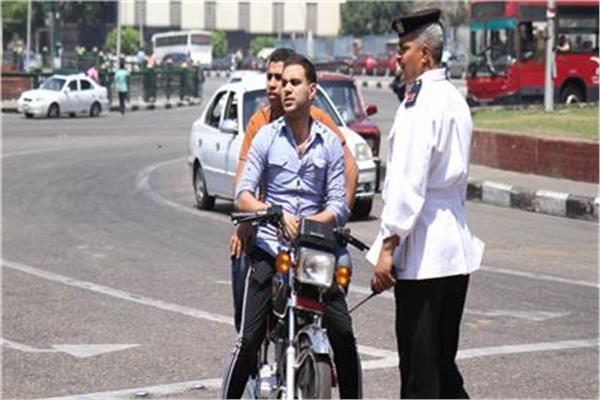تحرير 1322 مخالفة عدم ارتداء خوذة لقائدي الدراجات النارية