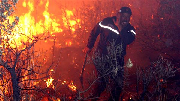 فرق الحماية المدنية الجزائرية تعود من تونس عقب إكمال مهامها بالمساعدة في إخماد الحرائق