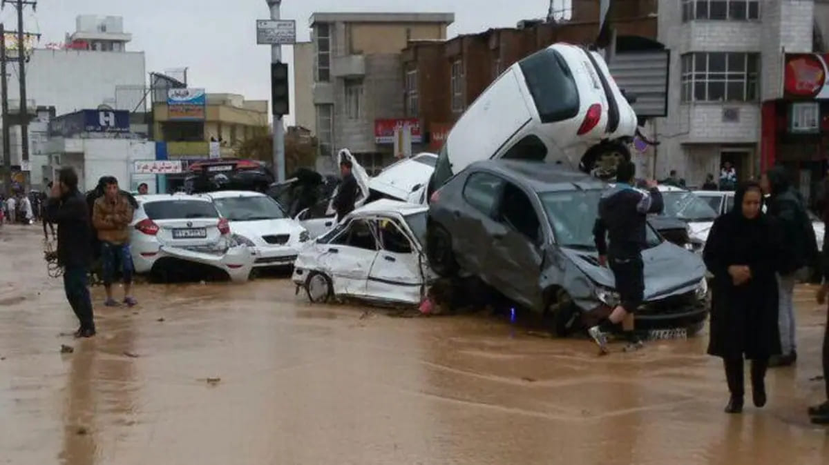 ارتفاع ضحايا فيضانات جنوبي إيران إلى 21 قتيلًا على الأقل