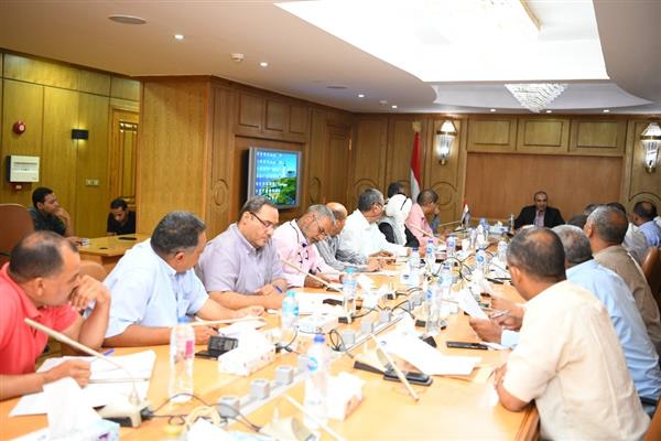 «أبو كريشة» يترأس لجنة اختيار ساحات انتظار السيارات بالمدن بمحافظة قنا
