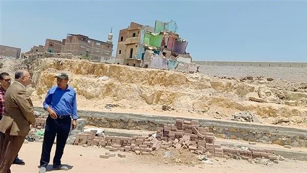 محافظ القاهرة يتفقد أعمال إزالة المساكن التى تمثل خطورة داهمة بمنطقة الجبخانة 