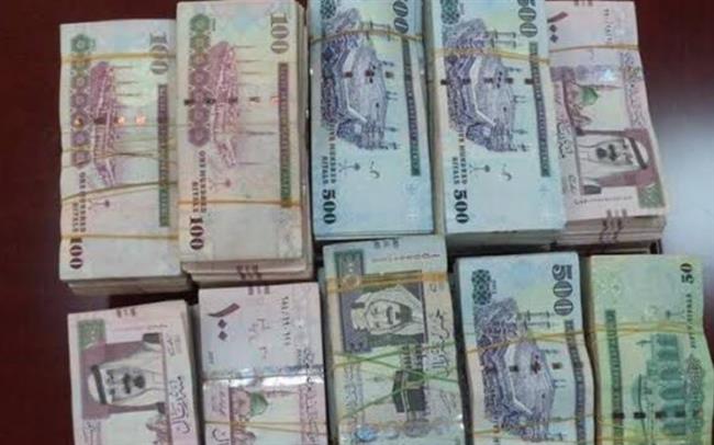 حاول تهريبهم .. ضبط 360 ألف ريال سعودي مع راكب في مطار القاهرة