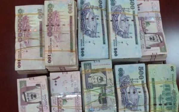 حاول تهريبهم .. ضبط 360 ألف ريال سعودي مع راكب في مطار القاهرة