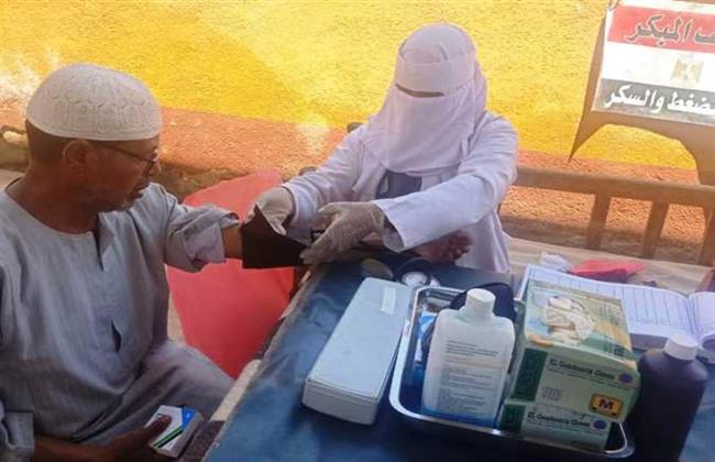 توقيع الكشف المجانى على 2400 مواطن ضمن القوافل الطبية بأسوان وكوم أمبو