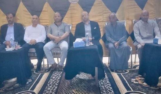 محافظ بني سويف يؤدى واجب العزاء في وفاة رئيس مجلس قروي قمبش