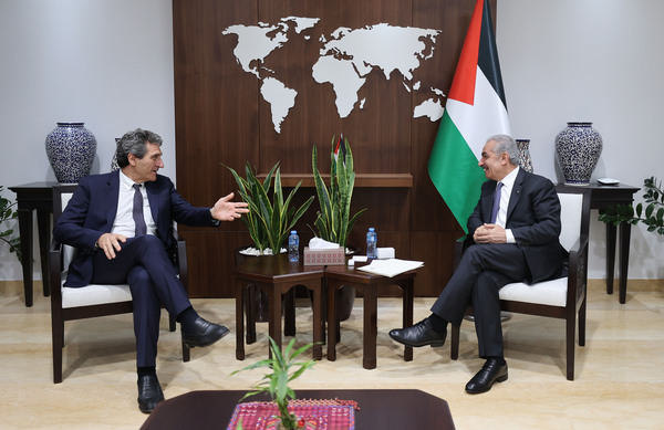 رئيس الوزراء الفلسطينى يستقبل المدير العام للتعاون الدولي الإيطالي