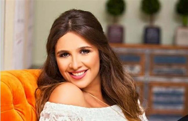 ياسمين عبدالعزيز تتألق بإطلالة جذابة