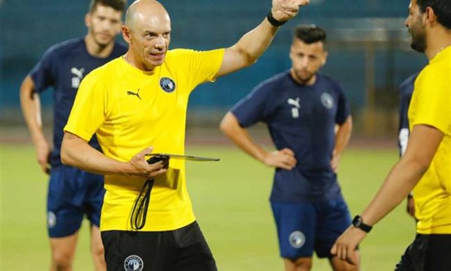 تاكيس جونياس يطالب مسئولى بيراميدز بتدعيم خط الهجوم والدفاع 