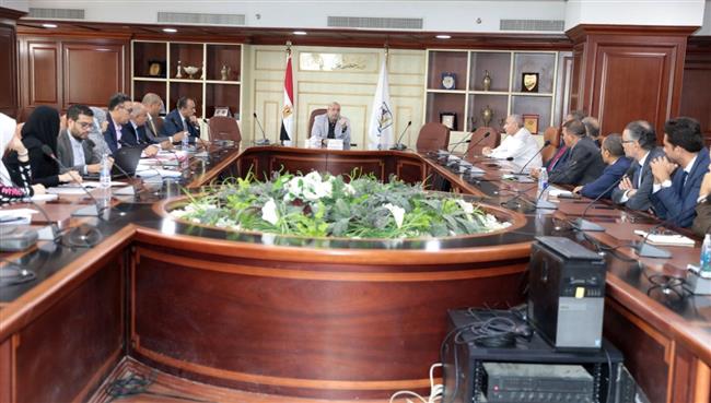 محافظ بني سويف يناقش مع  جمعية المستثمرين الإجراءات المطلوبة لترفيق المنطقة 2/31 للصناعات الثقيلة