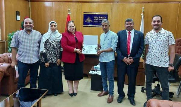 أمين عام جامعة بنها تكرم أحد أعضاء الجهاز الاداري لبلوغه السن القانونية