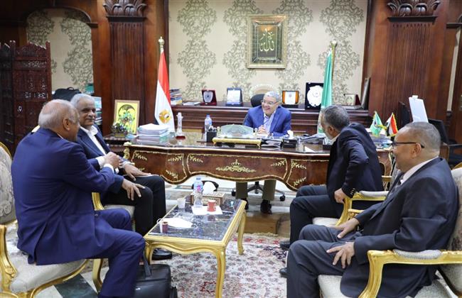محافظ المنيا يبحث مع مستثمرين إقامة أنشطة صناعية متنوعة بالمنطقة الصناعية