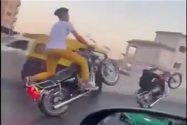 ضبط المتهمين بقيادة دراجتين ناريتين برعونة وتعريض حياة المواطنين للخطر 