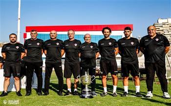 لاعبو الزمالك والجهاز الفني يحتفلون بالدوري والكأس للموسم الماضي بجلسة تصوير