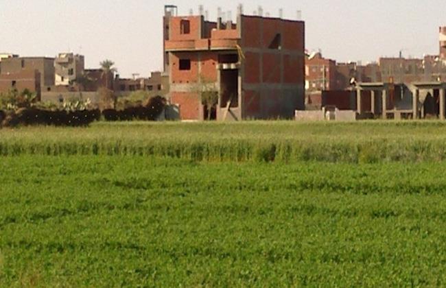 الناس مبقتش زي الأول.. أحمد موسى: أراضٍ زراعية تم تدميرها بالبناء