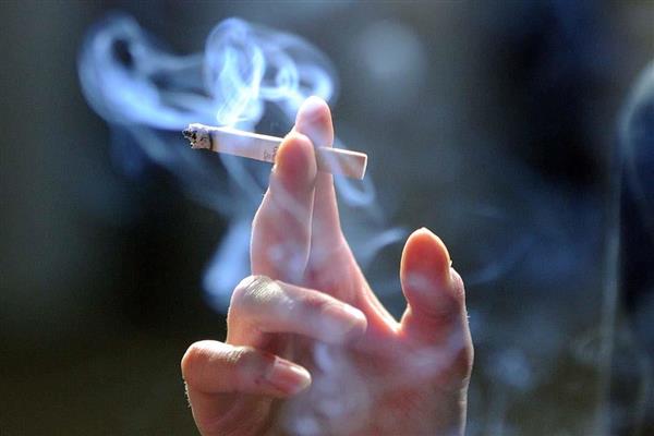 دراسة: التدخين مرتبط بالتعرض إلى مضاعفات كوفيد-19 الشديدة والوفاة