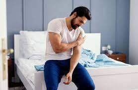 تشعر بألم عند رفع ذراعك.. أطباء عظام يوضحون الأسباب