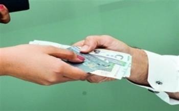 الإفتاء: يجوز للزوج أخذ شيئًا من راتب زوجته العاملة في هذه الحالة
