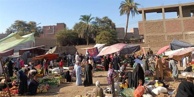 دام لأكثر من قرن.. محلية دشنا تنجح فى نقل سوق الأربعاء لمكانه الجديد