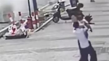    رجل صيني ينقذ طفلة سقطت من الطابق الخامس.. فيديو